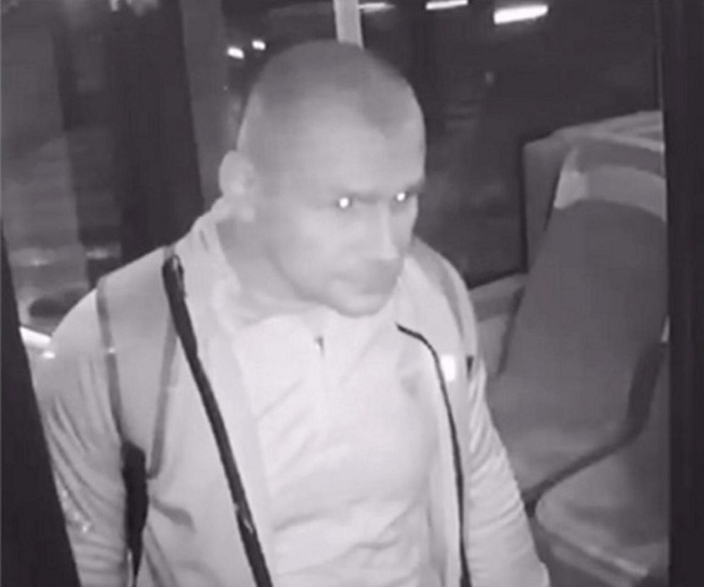 Furiat zaatakował kierowcę autobusu. Wszystko się nagrało, teraz szuka go policja