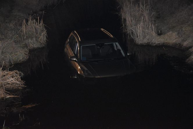 O krok od tragedii niedaleko Kościana. Samochód wpadł do kanału [ZDJĘCIA]