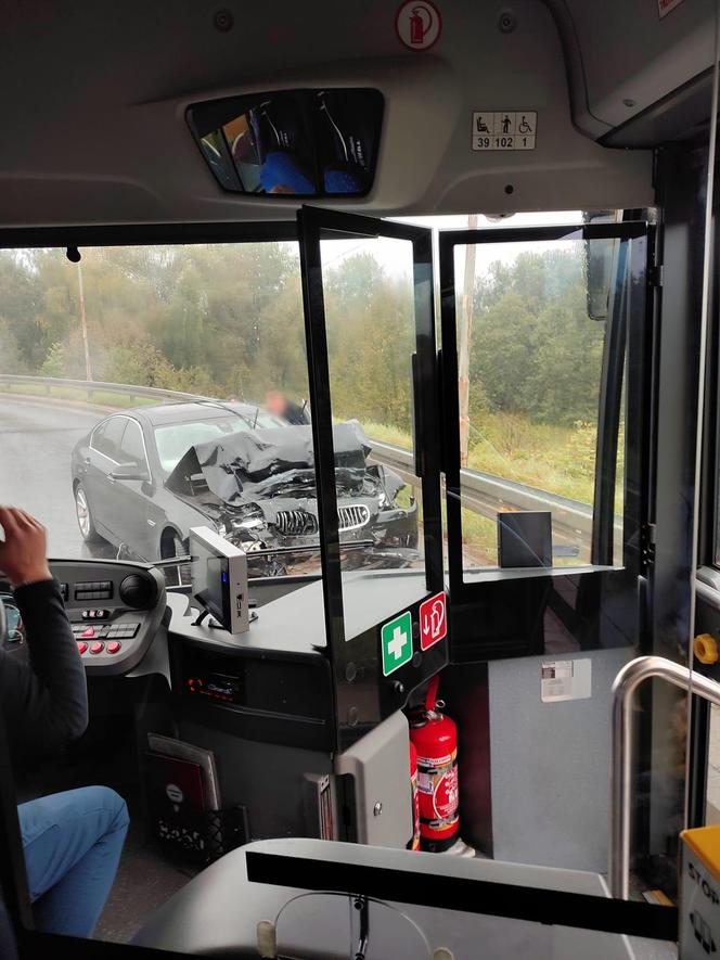 Zderzenie autobusu z osobówką we Wrocławiu. Jedna osoba w szpitalu 