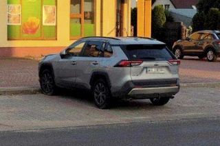 Sąsiedzi usłyszeli strzał, ciało kobiety leżało przy bramie. Nie żyje żona byłego policjanta