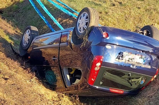 Straciła panowanie nad pojazdem, wpadła do rowu i dachowała. Na pomoc ruszyli żołnierze Wojska Polskiego