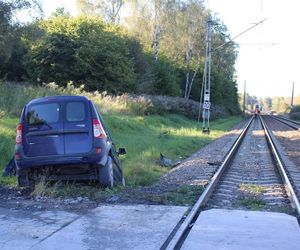 Włosienica. Kraksa osobówki z pociągiem. Dacia wjechała na przejazd mimo sygnalizacji