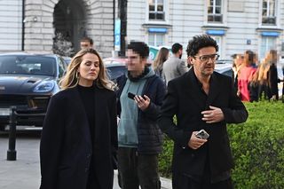 Kuba Wojewódzki z partnerką  na premierze Hamleta