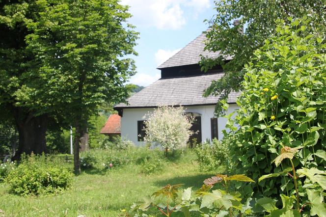 Ten dwór znajduje się w jednej z najpiękniejszych wsi w Małopolsce. Kiedyś należał do biskupów