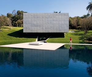 Współczesna architektura Brazylii: Galeria Adriana Varejão (2004-2008), Inhotim, Rodrigo Cerviño Lopez, © Leonardo Finotti, materiały prasowe Deutsches Architekturmuseum