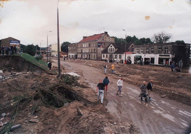 Powódź w Gdańsku w 2001 roku. Koszmarny widok. Zalane były ulice i domy 