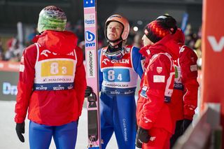 Aż pobledliśmy po usłyszeniu tych wieści o polskich skoczkach. Mało kto by to zniósł. Kapcie same spadają z nóg