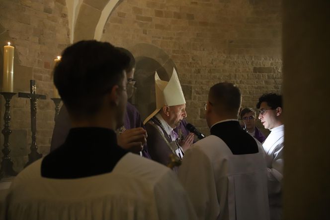 Msza św. z procesją do grobów królewskich we wspomnienie Wszystkich Wiernych Zmarłych w katedrze na Wawelu.