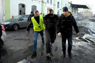 Antyterroryści wkroczyli na posesję w centrum miasta. Trzy osoby aresztowane [ZDJĘCIA]