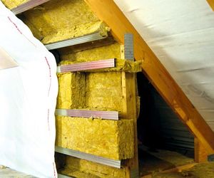 Wełna mineralna w połaciach dachu. Ocieplanie poddasza użytkowego