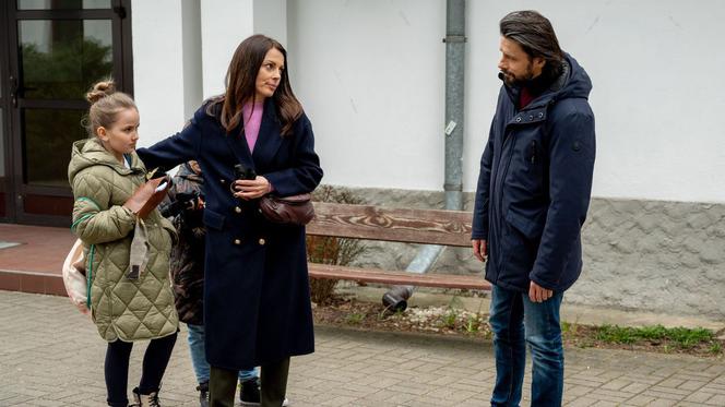 Barwy szczęścia odc. 2480. Adam (Dariusz Majchrzak), Kasia (Katarzyna Glinka), Paulinka (Lena Jastrzębska), Ksawery (Bartosz Gruchot)