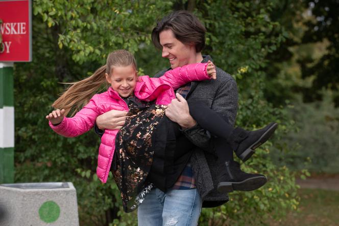 Na Wspólnej odc. 2806. Adam (Karol Puciaty), Julka (Maja Oświecińska)