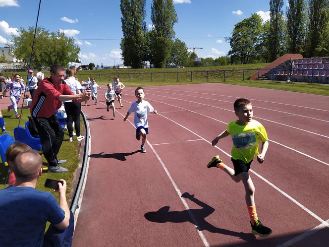 Zobacz uczestników maratonu charytatywnego zorganizowanego przez siedlecką Siedemnastkę