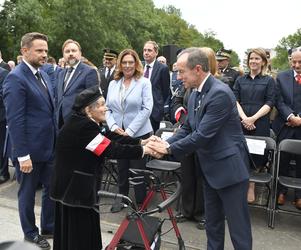 Złożenie kwiatów na kurhanie przy pomniku Polegli Niepokonani na Cmentarzu Powstańców Warszawy