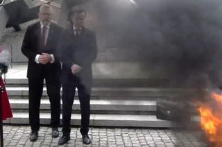 Grzegorz Braun w Katowicach podpalił flagę Unii Europejskiej