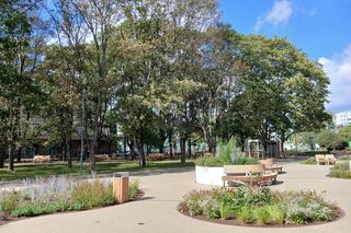 Skwer Gwary Warszawskiej pod koniec modernizacji