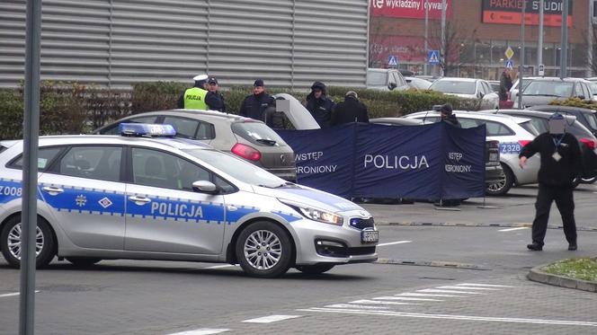 Dwie młode osoby znalezione martwe w sobotę na parkingu przy centrum handlowym w Markach