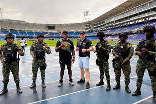 Różański promuje walkę o pas mistrza świata. Face to face na stadionie w Kolumbii w obstawie żołnierzy