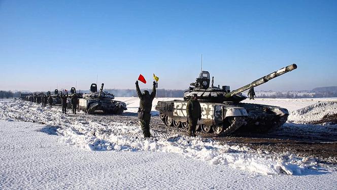 Wojna na Ukrainie. Coraz więcej rosyjskich wojsk przy granicy. "Narracja o wycofaniu żołnierzy fałszywa"