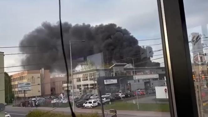 Gigantyczny pożar w Katowicach. Pali się hala Farmacol przy ul. Rzepakowej