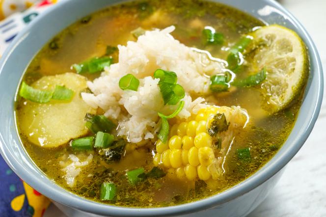 Sycąca zupa z kurczakiem i ryżem na kwaśno: przepis na peruwiańskie AGUADITO DE POLLO