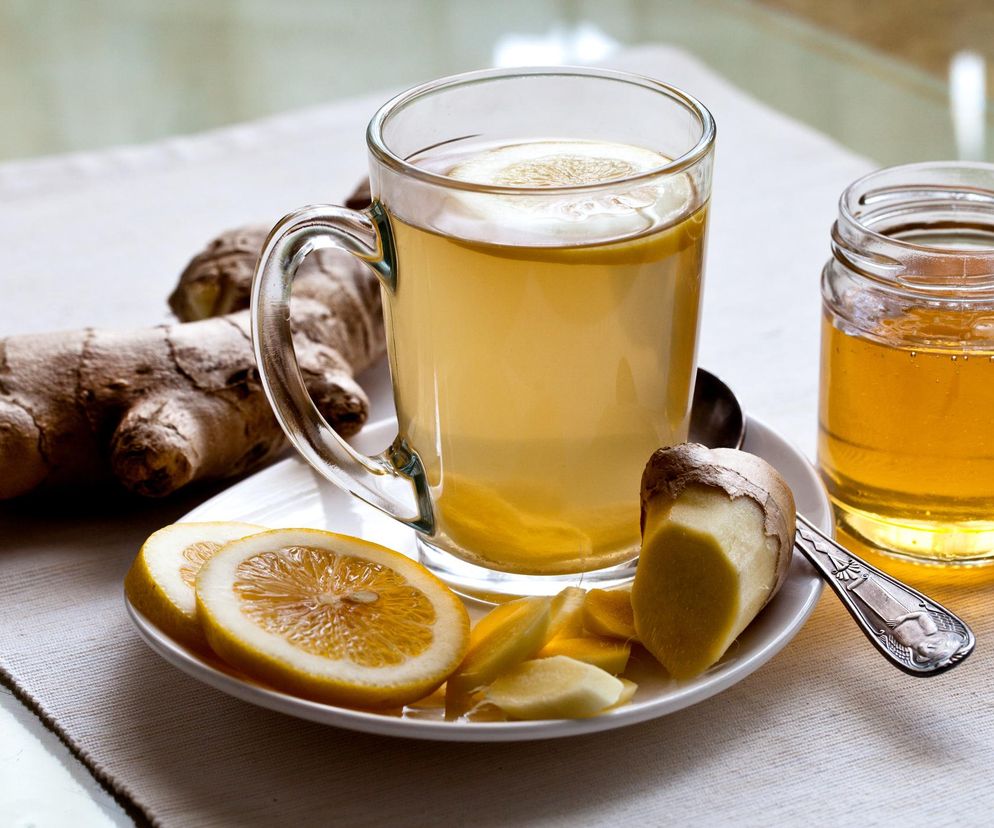 Pij zamiast kawy, jeśli chcesz mieć płaski brzuch. 3 napoje, które działają z rana