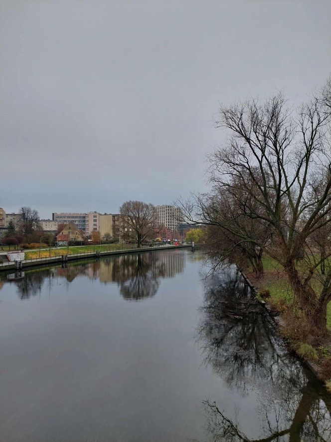 Mężczyzna szedł chodnikiem wzdłuż Brdy. Nagle wpadł do wody i uderzył głową w betonowy element 