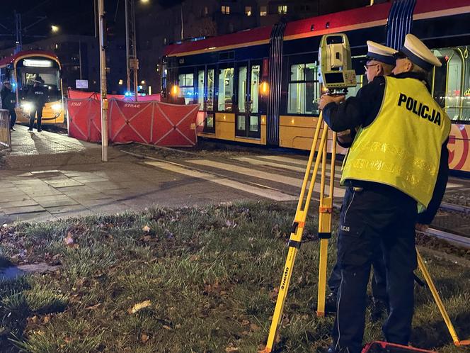 Wszedł na torowisko na czerwonym świecie. Przejechał go tramwaj. Zginął na miejscu