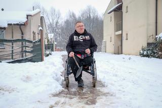 Na wózku inwalidzkim odśnieżał drogę do lekarza 