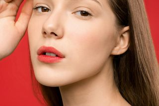 Rozmyte usta jak po pocałunku? Francuzki mają na to sposób! Poznaj trik, który podbija ulice i media społecznościowe