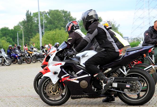 Przed Areną Lublin symbolicznie pożegnano dwójkę tragicznie zmarłych motocyklistów