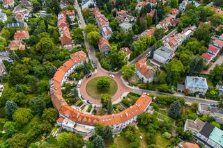 To niewielkie warszawskie osiedle miało być ogromnym zegarem słonecznym, ale wszystko tu szło nie tak