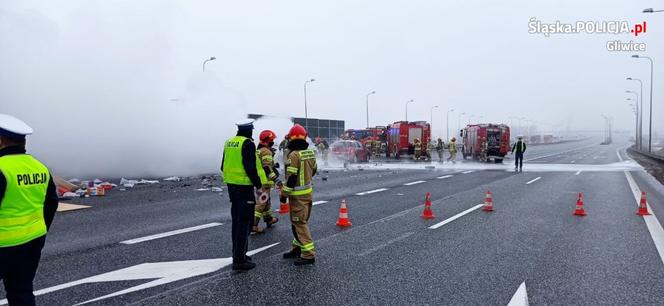 Karambol na autostradzie A4. Zderzyły się cztery samochody. Jeden stanął w płomieniach. Potężne utrudnienia