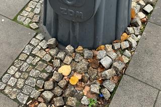 Warszawa przed Marszem Niepodległości 2022. Po ulicach wala się niezabezpieczona kostka brukowa