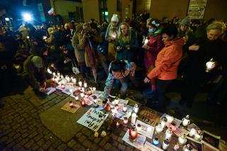 Tłumy mieszkańców Torunia na pikiecie upamiętniającej śmierć Izy z Pszczyny. Na proteście pojawił się Leszek Balcerowicz