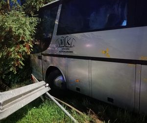 Nowy Dwór Mazowiecki. Autobus zderzył się z samochodem i przeciął barierki. Na pokładzie 33 osoby