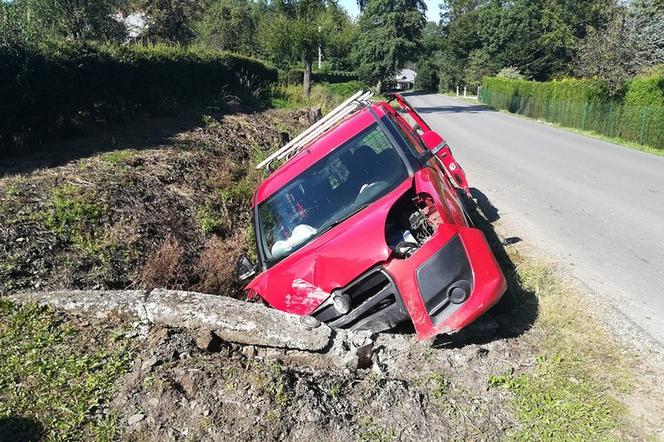 51-latek wjechał samochodem do rowu