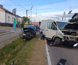 W Małyszynie bus zderzył się z samochodem osobowym