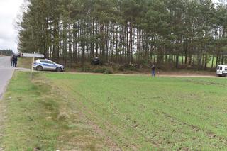 Zaorał kawałek pola i skosił kilka drzew Mercedesem. Policja poszukuje pracowitego kierowcy z gminy Cekcyn