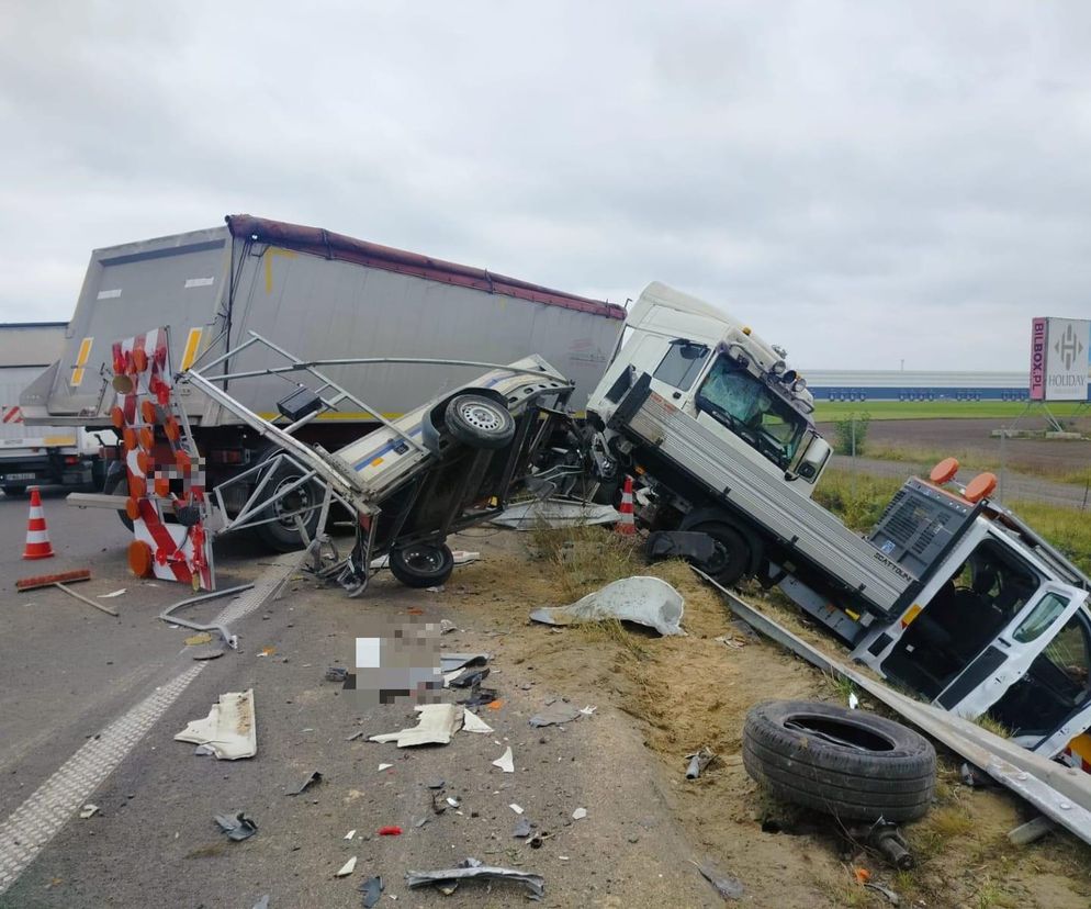 Wypadek na S5 niedaleko Kościana. TIR wjechał w pojazd służby drogowej [ZDJĘCIA]