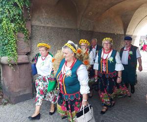 Dożynki 2024 w powiecie starachowickim. W Wąchocku dożynkowe wieńce, korowód i przysmaki