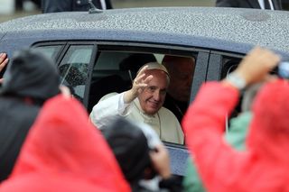 W Krakowie papież Franciszek podróżował tramwajem. Bydgoska Pesa jeździ do dziś 