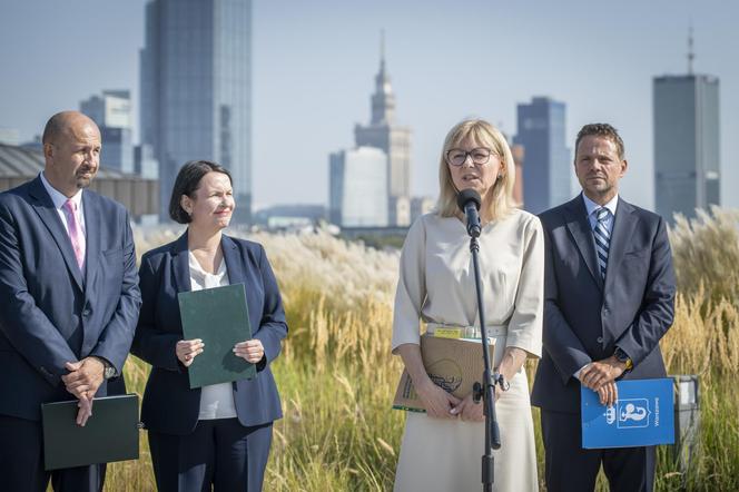 Warszawa.  Konferencja prasowa na dachu Stacji Filtry 