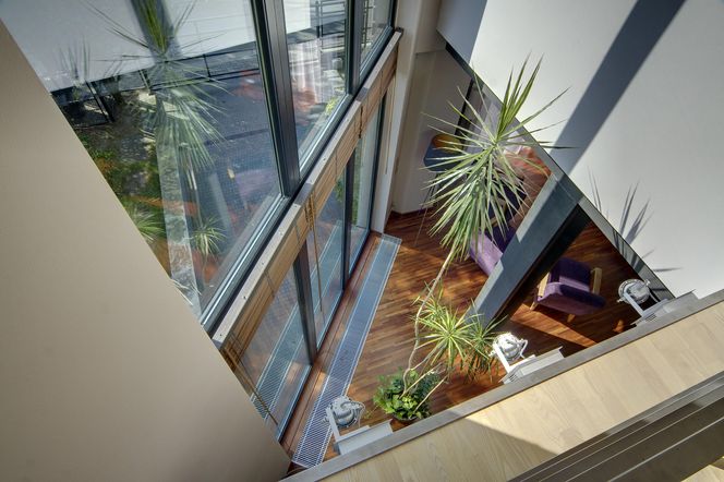 Grzejniki kanałowe - idealne rozwiązanie do jasnych przestronnych wnętrz z dużymi przeszkleniami