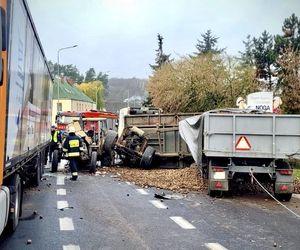 Traktor i samochody zderzyły się w Ujściu – droga czasowo zamknięta