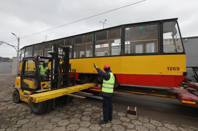 Załadunek tramwajów, które zostaną przekazane do Ukrainy