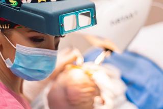 Poparzony górnik odzyskał włosy. Skomplikowany przeszczep przeprowadził światowej klasy chirurg.