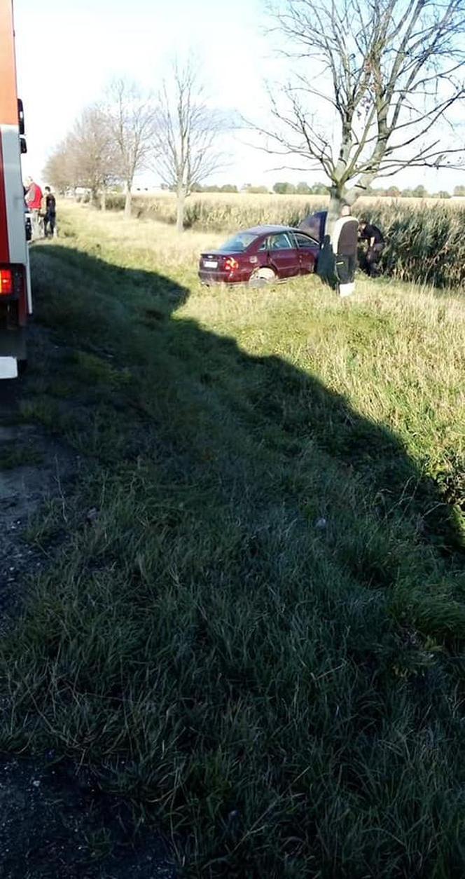 Samochód wypadł z drogi i dachował. Groźny wypadek pod Wrocławiem