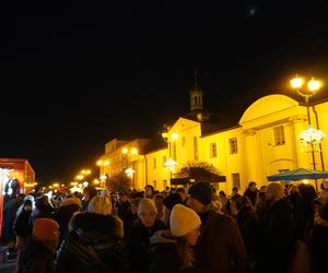 Ciężarówka Coca-cola w Białymstoku! Świąteczna atrakcja przyciągnęła tłumy mieszkańców na Rynek Kościuszki