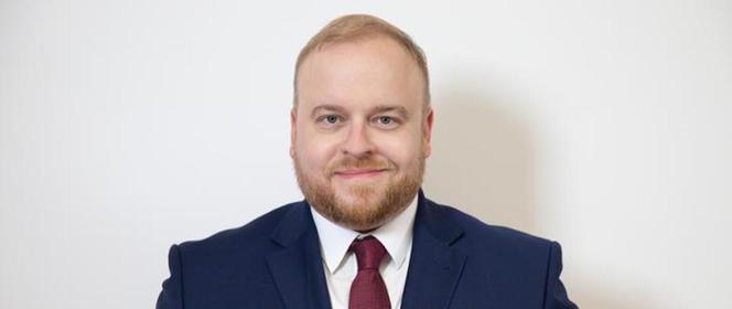 Nowy rzecznik ministerstwa jest gejem? Aktywista go ujawnił. Wylała się fala hejtu